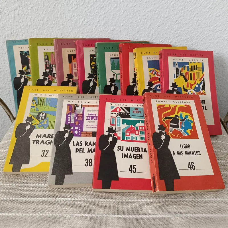 Ejemplares de la colección «El Club del Misterio» en una estantería